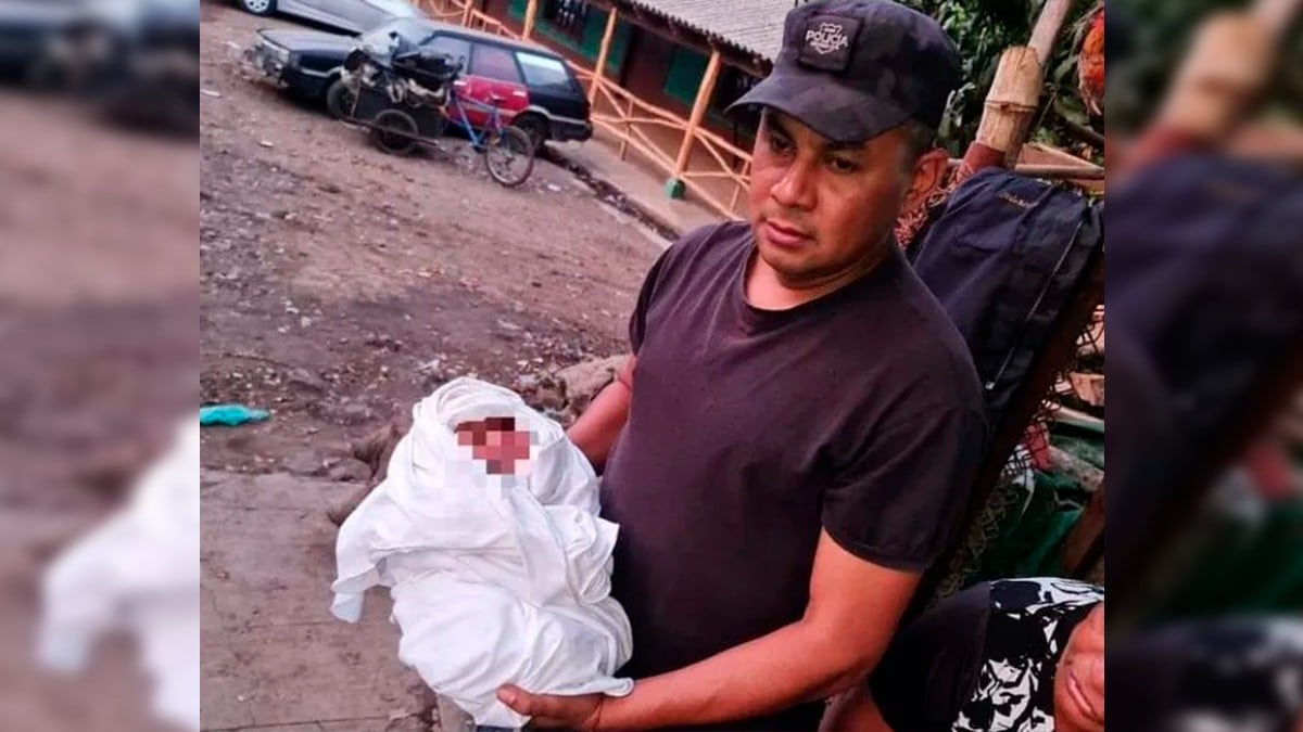 VIDEO Rescate milagroso: Policías salvan a bebé recién nacido arrojado a fosa séptica