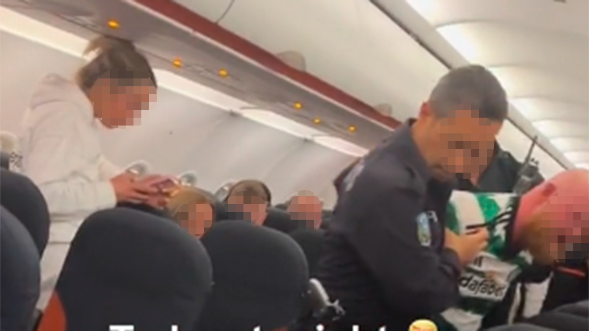 VIDEOS Imagina que vas en un avión y de repente pasa esto con un pasajero