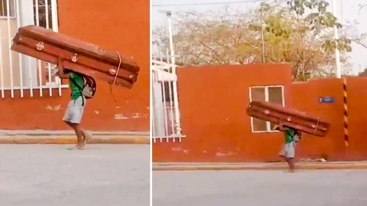 VIDEO Captan a hombre caminando en la calle con un ataúd robado a sus espaldas