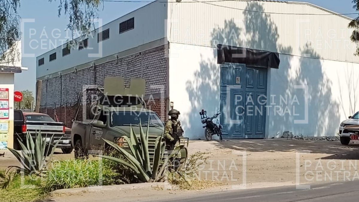 VIDEO Balacera en carretera; conductores se bajan de sus autos y se refugian de las balas