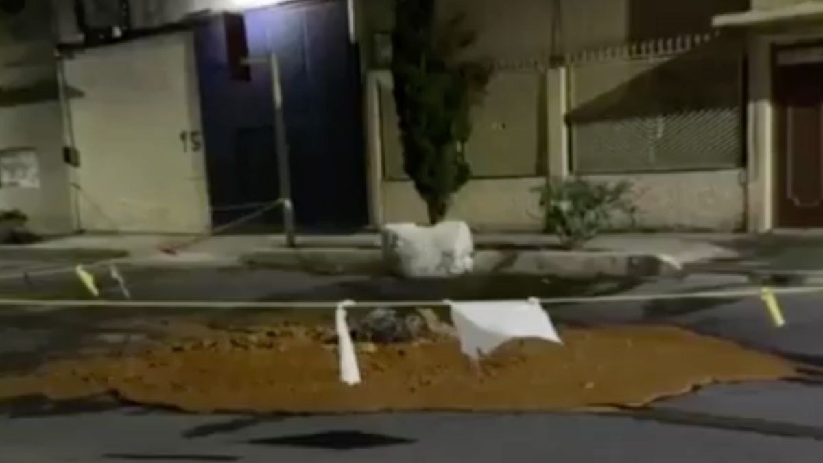 VIDEO ¡Olía horrible! Alarma a vecinos algo que brotaba de coladeras y resultó ser esto