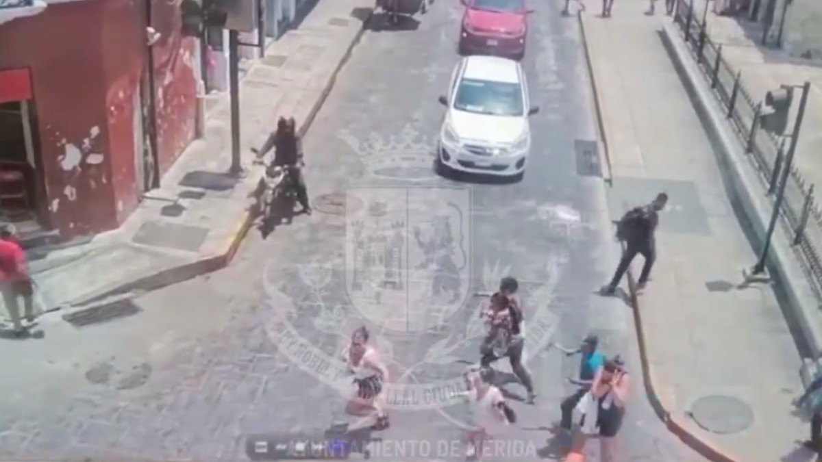 VIDEO Captan momento en que hombre agrede con una hacha a turista canadiense