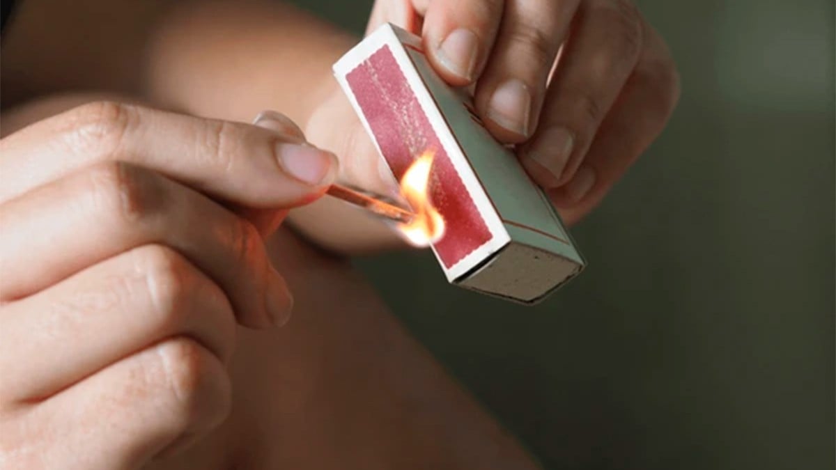 Hombre decide terminar la relación con su novia, ella le rocía gasolina y le prende fuego