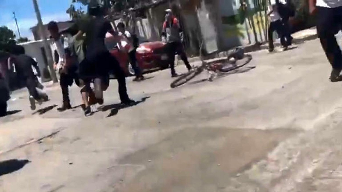 VIDEO Agreden a adolescentes tras salir de la secundaria; uno queda herido con arma blanca