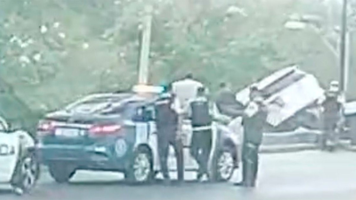 Toma la curva con velocidad y vuelca su camioneta en el Miguel de Cervantes