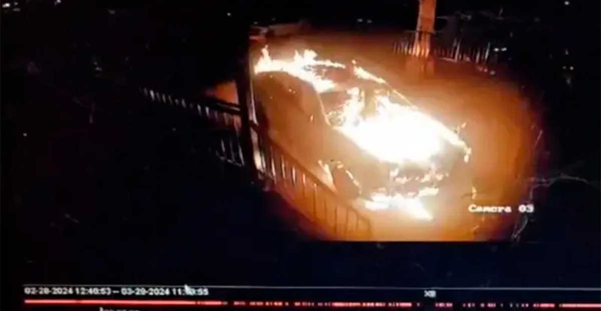 VIDEO Mujer prende fuego al vehículo de dueña de estética que no quiso darle una cita