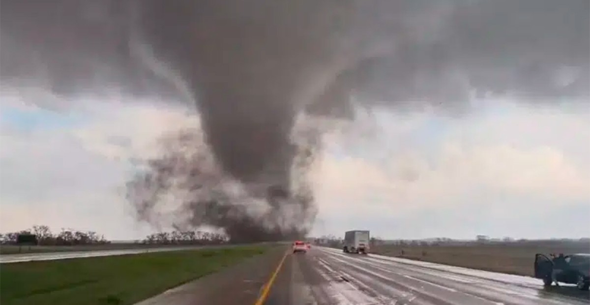 VIDEOS Aparición de poderosos tornados levantan alertas en Estados Unidos