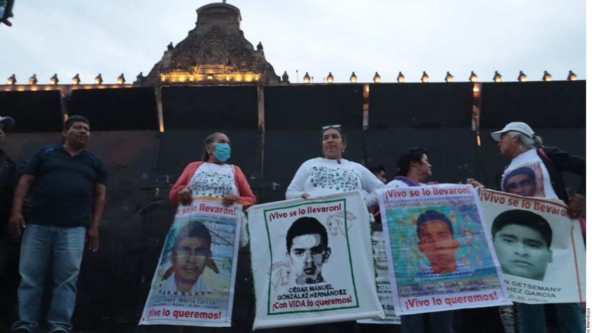 Padres de los 43 desaparecidos de Ayotzinapa presionan a AMLO con plantón en el Zócalo