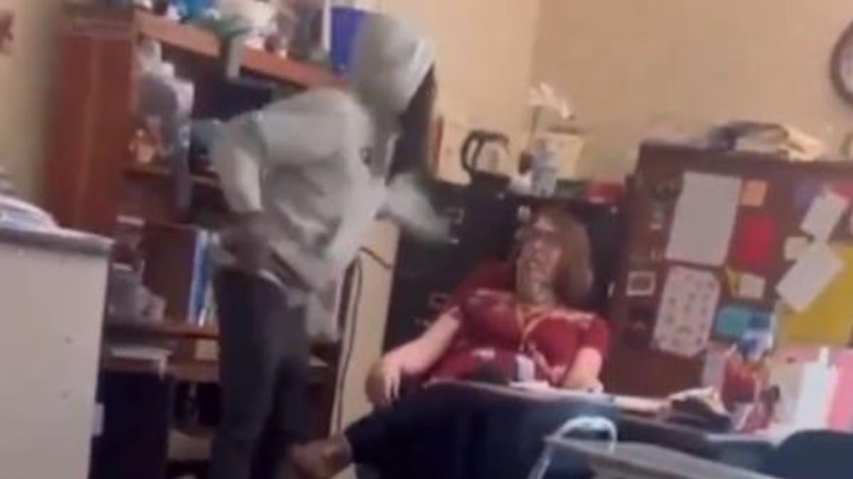 VIDEO ¡Qué falta de respeto! Estudiante cachetea a maestra frente a la clase