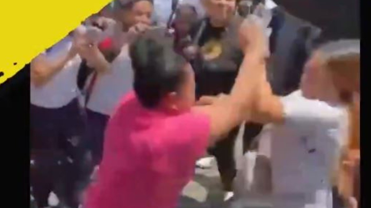 VIDEO ¡Mamás de estudiantes se enfrentan en pelea a ‘puño limpio’ frente a secundaria!