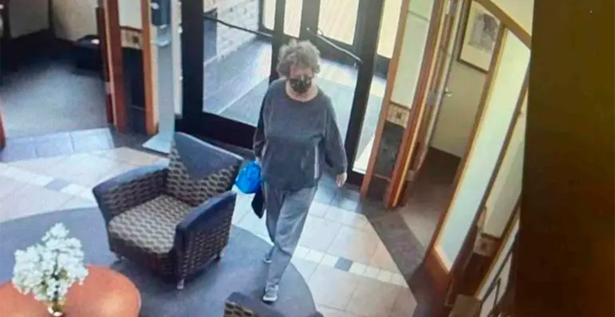 VIDEO Abuelita asalta un banco a mano armada, estaba desesperada pues la habían estafado