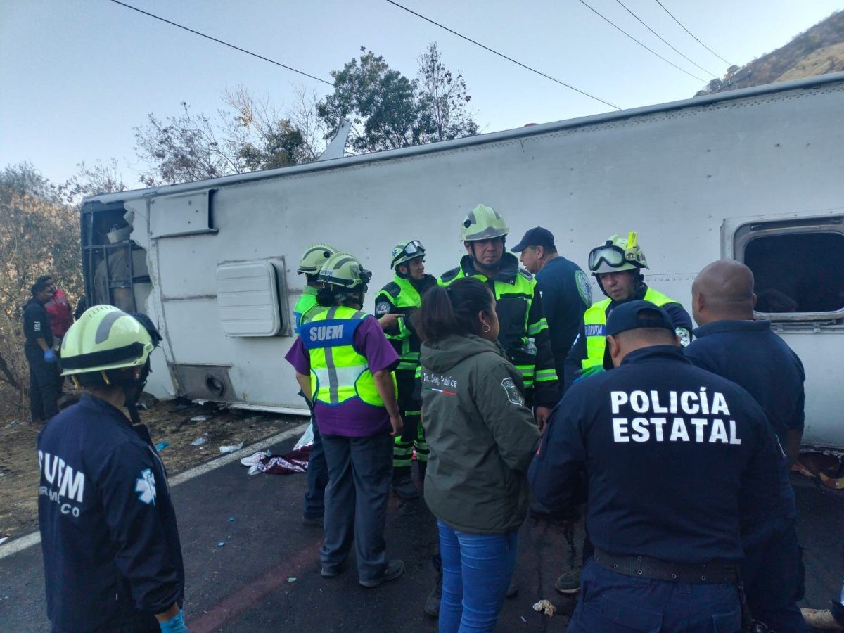 Fallecieron 2 niños y 15 adultos en camionazo de peregrinos; Gobernador promete apoyo