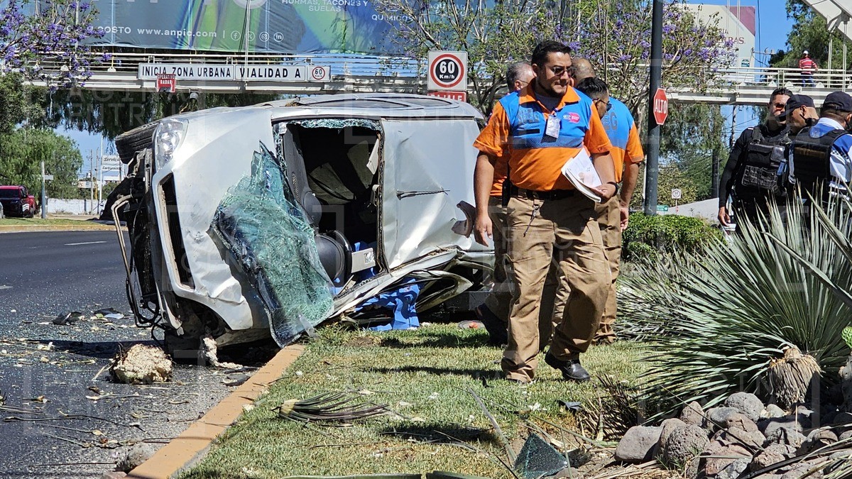 Fallece al volcar en su carro cerca del Puente del Milenio; iba con su esposa