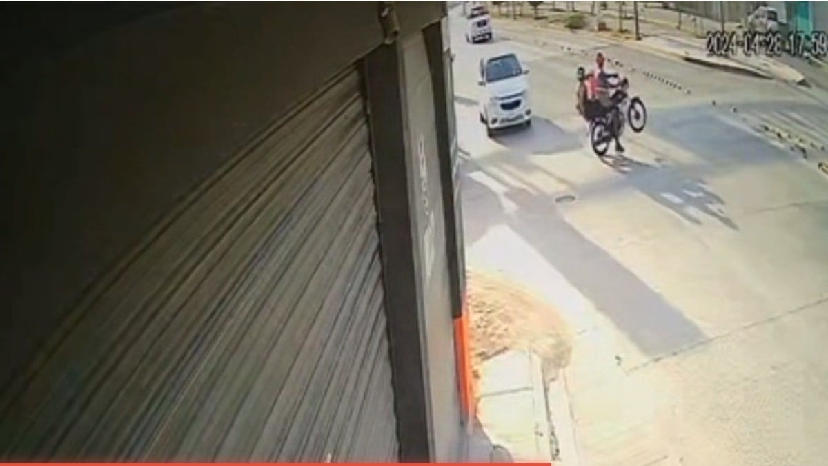 VIDEO Pareja en moto hace un ‘caballito’ en bulevar de León y camioneta los arrolla