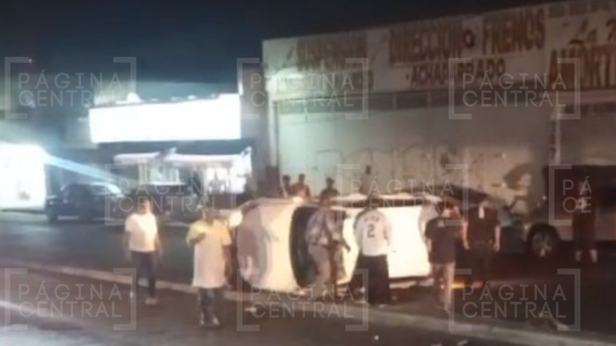 VIDEO Vuelca hombre en Los Olivos y vecinos acuden rápido a su auxilio