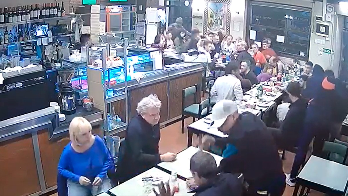 VIDEO Así grabaron un asalto masivo en una pizzería que estaba repleta