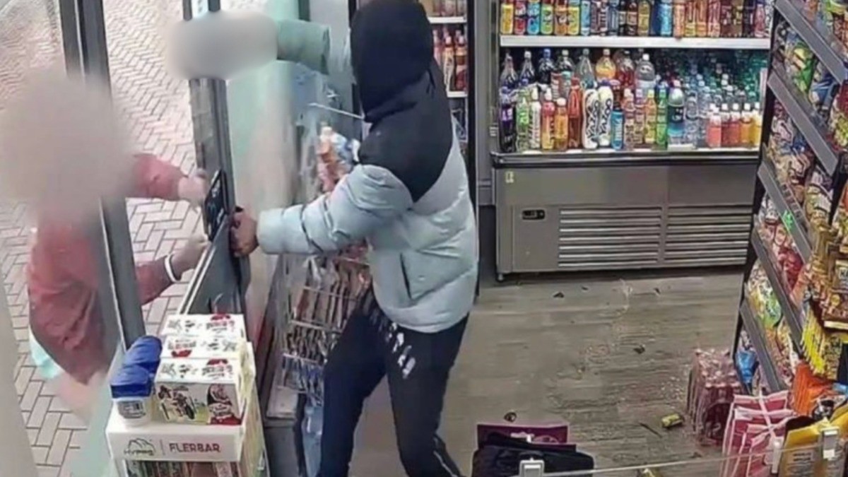 VIDEO Captan intento de asalto con machete en tienda y el encargado logra encerrarlos