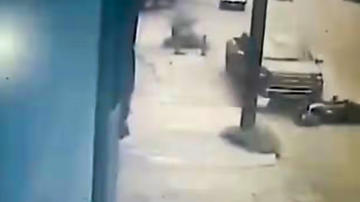 VIDEO Abuelito sufre asalto al salir del banco, sigue a rateros, los arrolla y mata a uno