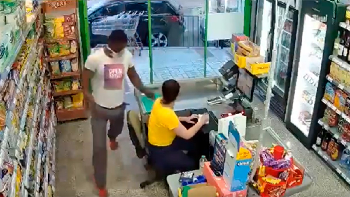 VIDEO Captan cuando hombre entra a supermercado y estrangula a cajera para robar