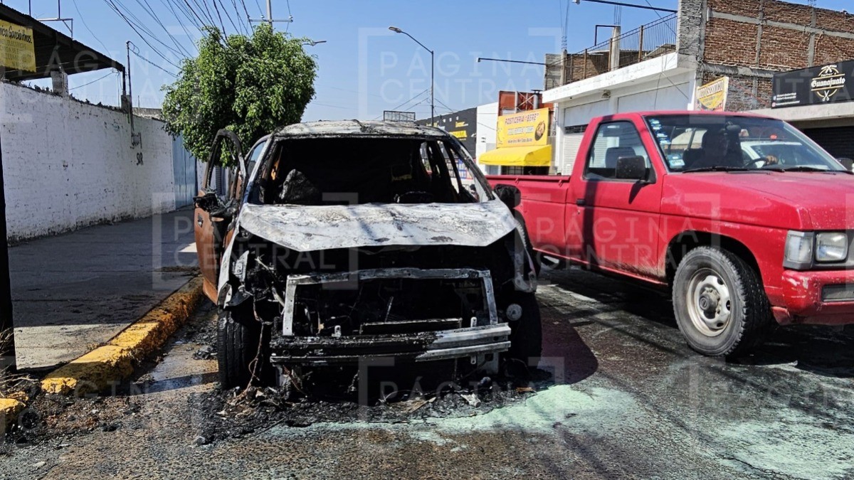 Conductor iba por el Cervantes y de pronto comenzó a quemarse su carro