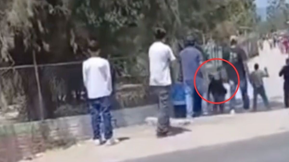 VIDEO Hombre quería entrar a machetazos a escuela en Día del Niño, pero policías lo balean
