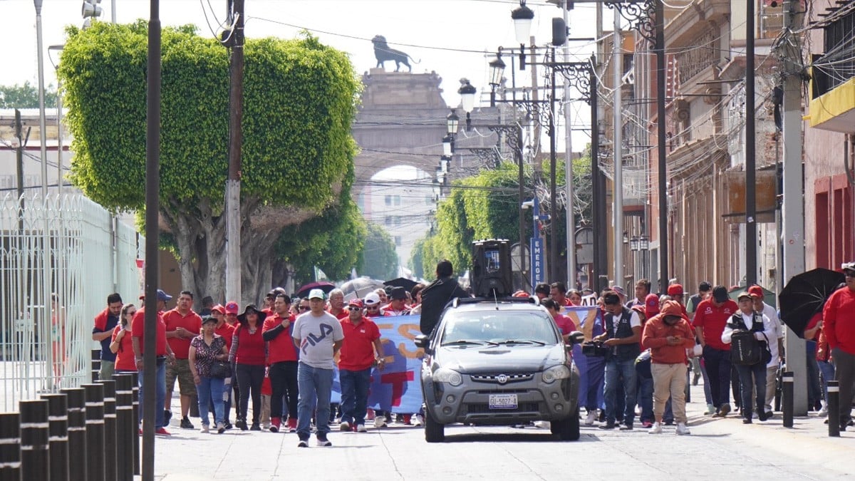 Conmemoran sindicatos el Día del Trabajo con marcha por derechos laborales en León