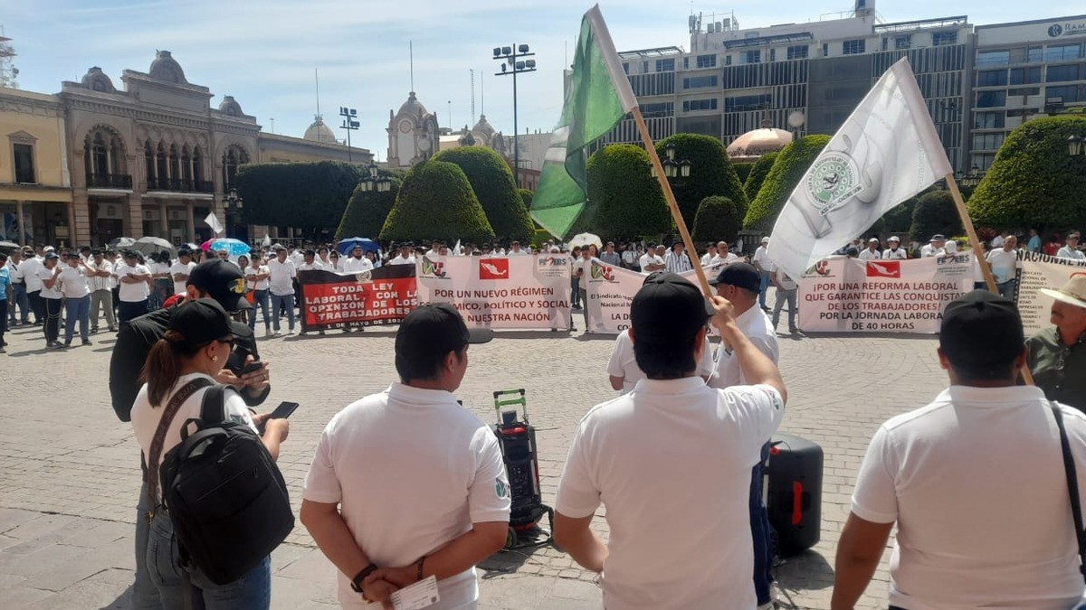 Desaira CTM desfile del Día del Trabajo; participantes piden jornada de 40 horas semanales