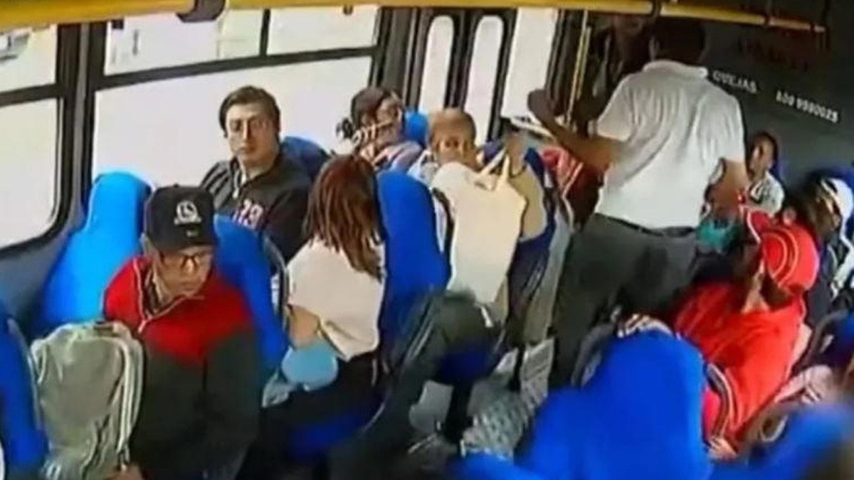 VIDEO Chofer de camión defiende a pasajera que sufría acoso y golpea a su agresor