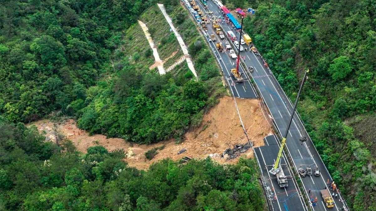 VIDEOS Colapso de una carretera deja al menos 24 personas muertas