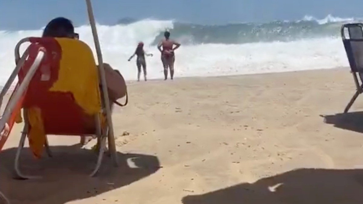 VIDEO ¡Ola gigante paralizó a una mujer y después arrasó con todo en esta playa!