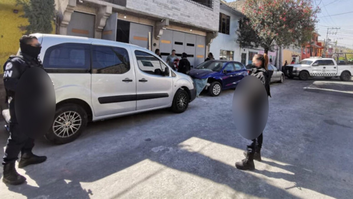 Policías entran a edificio a buscar a una mujer y hallan a un hombre arrastrando su cuerpo