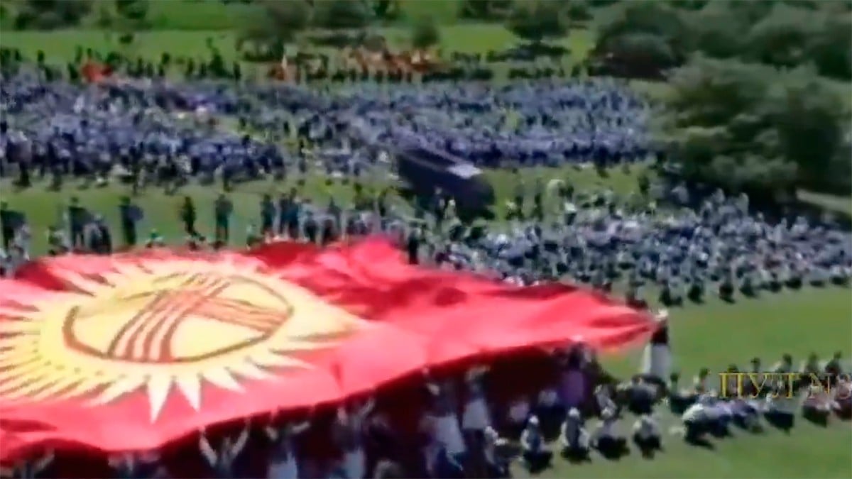 VIDEO Camioneta de helados sin conductor atropella a decenas de niños en un festival