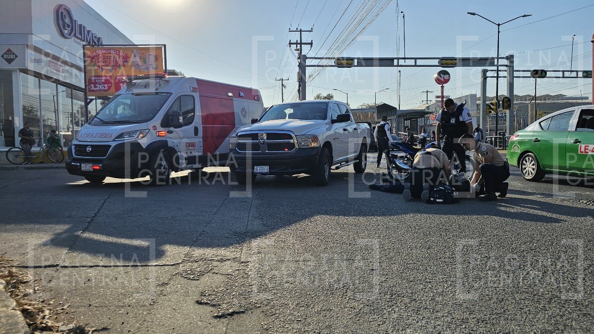 Motociclista termina herido tras ser impactado por un auto en el bulevar Torres Landa