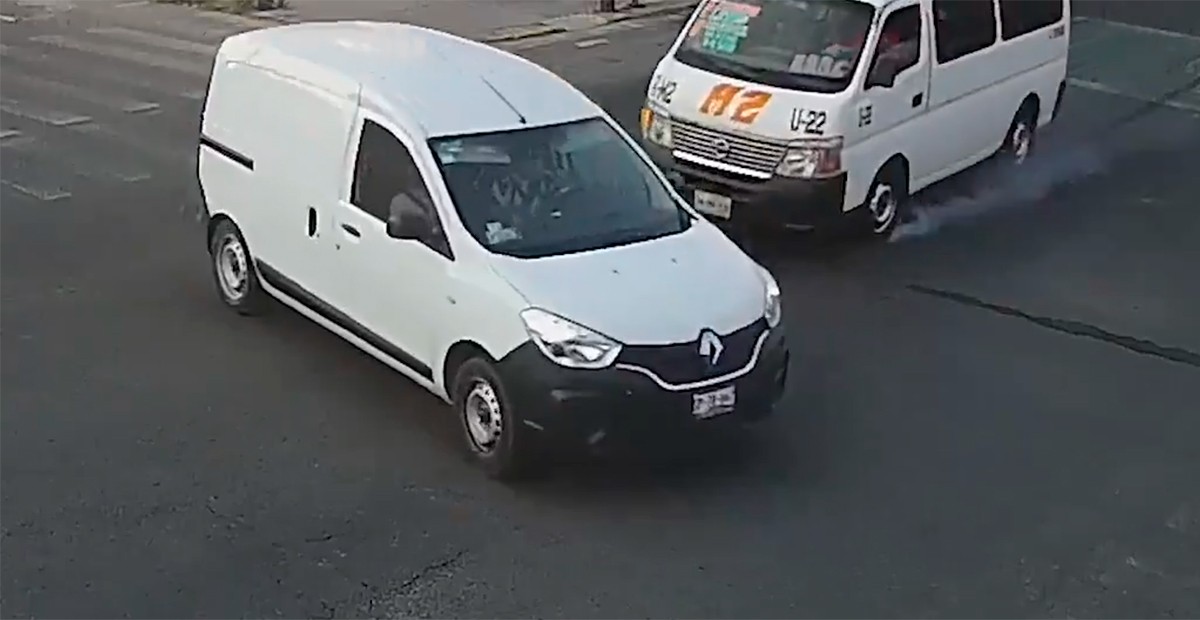 VIDEO ¿Semáforo verde para ambos? Graban momento justo de choque de combi contra camioneta