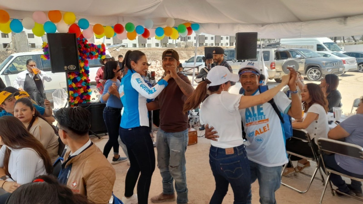 Celebran albañiles Día de la Santa Cruz con Ale Gutiérrez