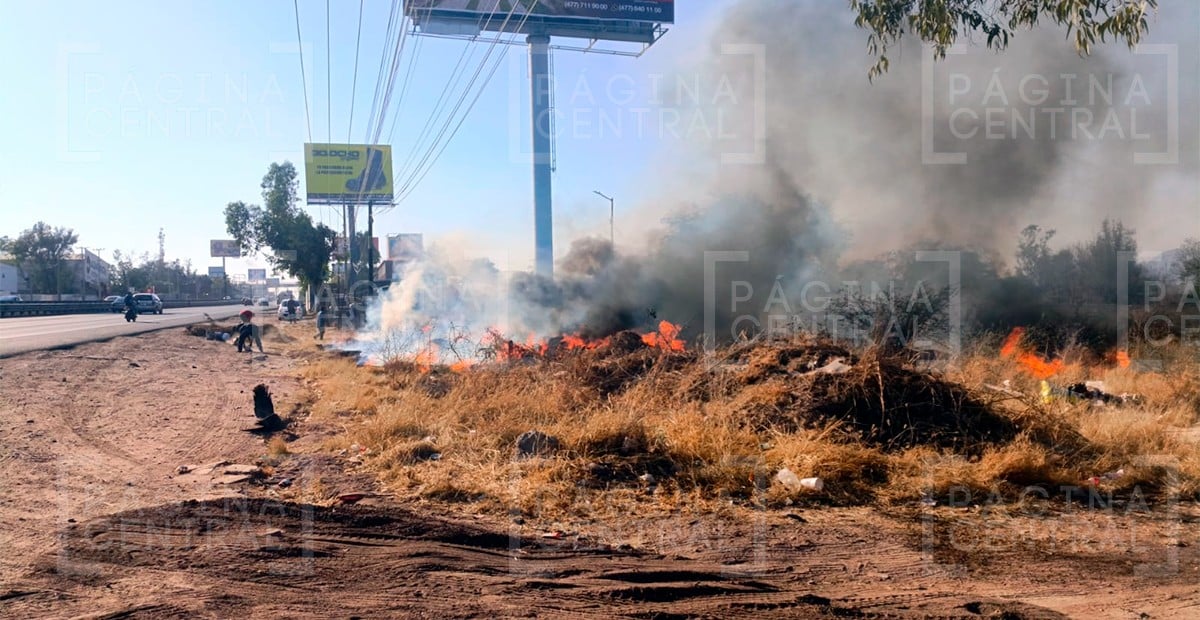 Arde pastizal en Los Jacales, amenazaba a negocios y viviendas de la zona