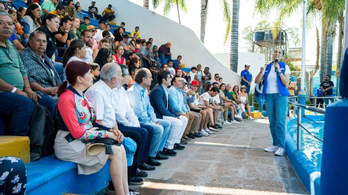 Convive Libia con albañiles y les promete créditos, apoyos y tarjetas rosas