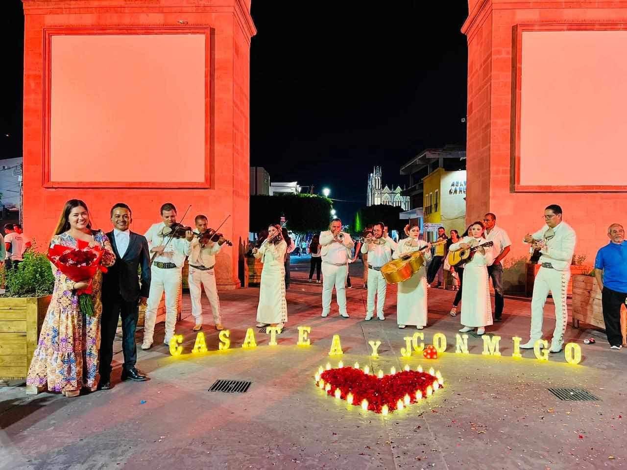 ¡Dijo sí! Armando le pidió matrimonio a su novia en el Arco de la Calzada