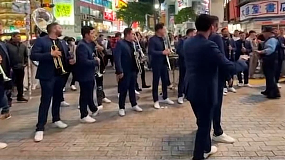 VIDEOS Banda El Recodo ofrece mini concierto en calles de Japón y los policías los callan