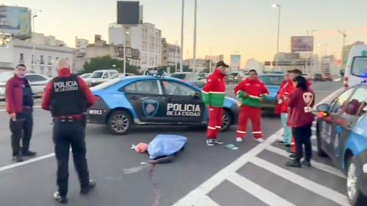 VIDEO Ladrón arrebata el cel a mujer que esperaba el transporte, corre y muere atropellado