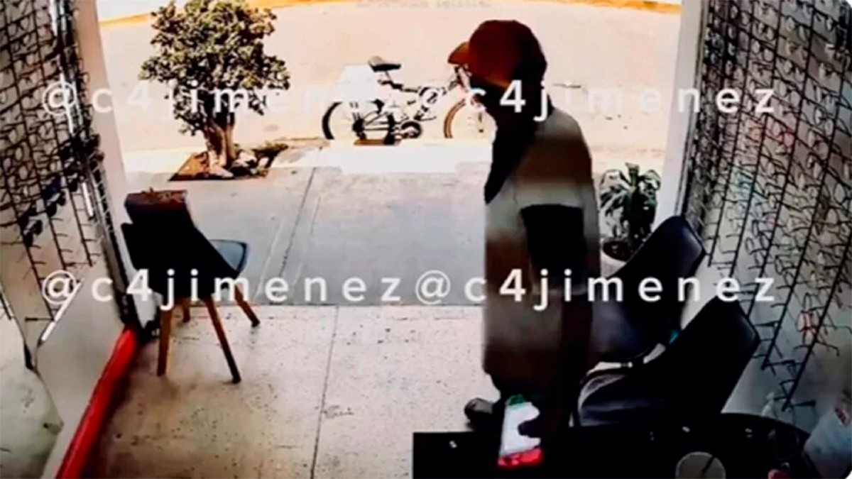 VIDEO ¡Indignante!, niño regala un vaso con agua a un hombre y este le roba su videojuego