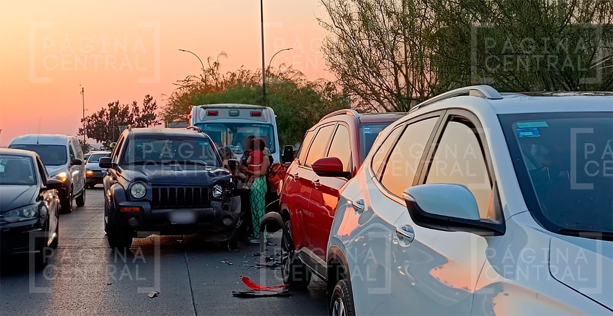 Carambola sobre Timoteo Lozano deja seis vehículos dañados y una mujer lesionada