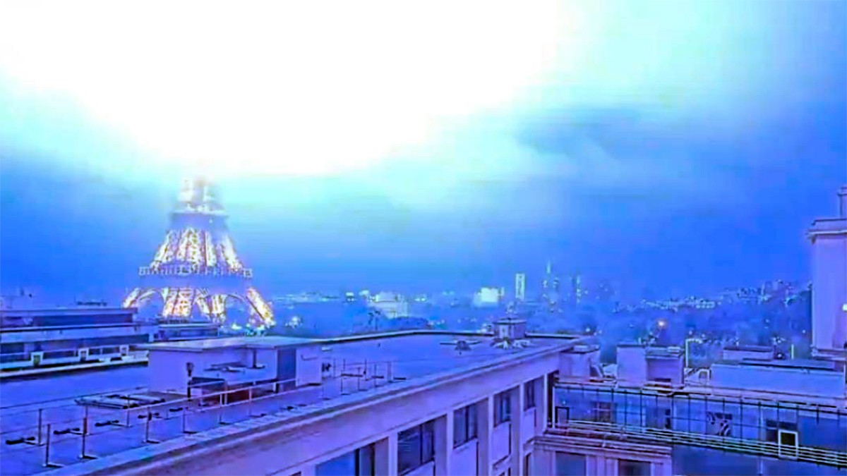 VIDEO Captan impresionante momento en que un rayo impacta a la Torre Eiffel