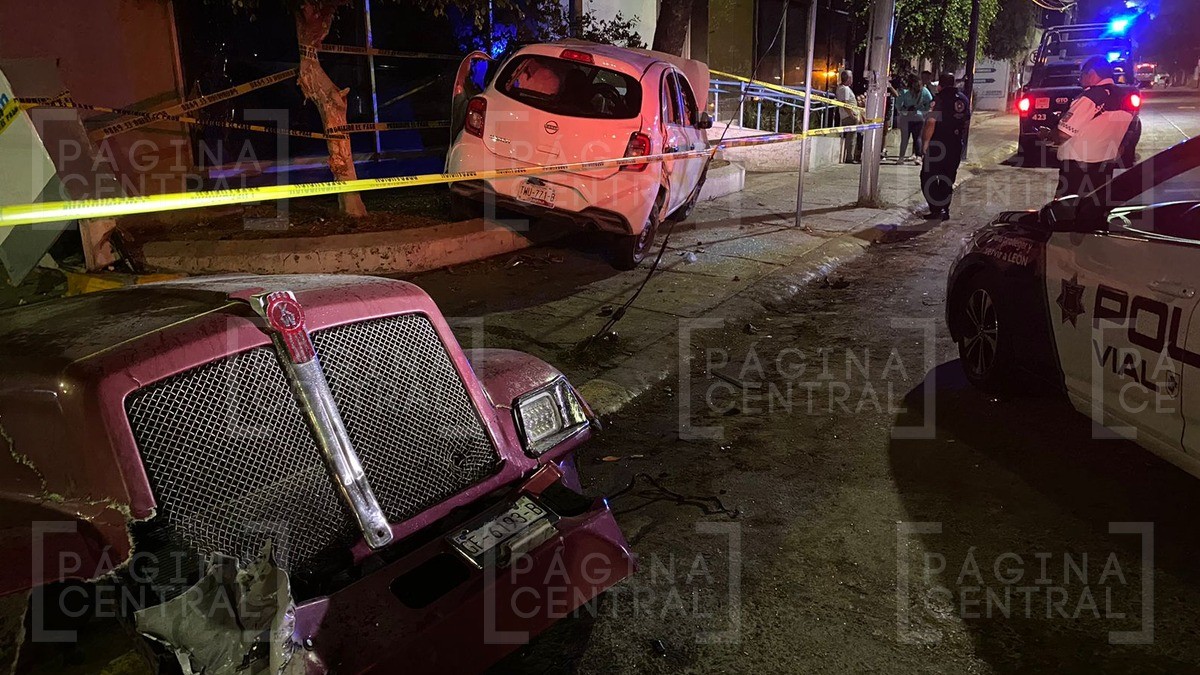 Trataban de huir de la policía y chocan contra una pipa en el López Mateos; hay dos heridos