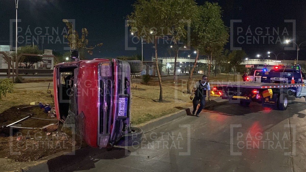 Vuelcan de madrugada en el Libramiento de León; al parecer iban en estado de ebriedad