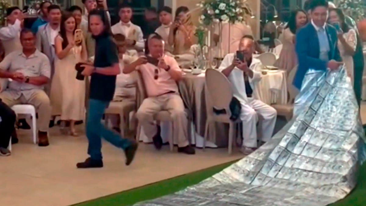 VIDEO Filipinas: En lujosa boda, novio sorprende a su novia con alfombra de billetes