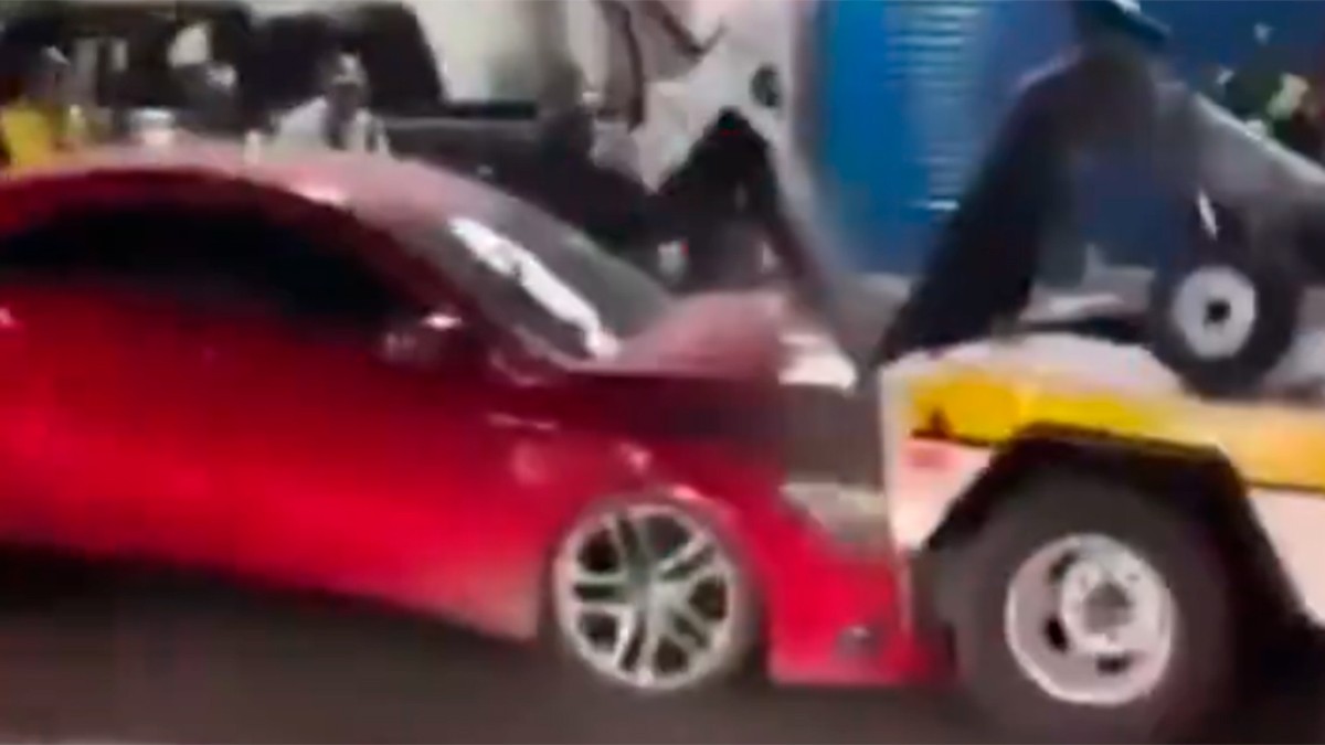 VIDEO Mujer escapa de un retén de tránsito pero termina chocando contra una grúa
