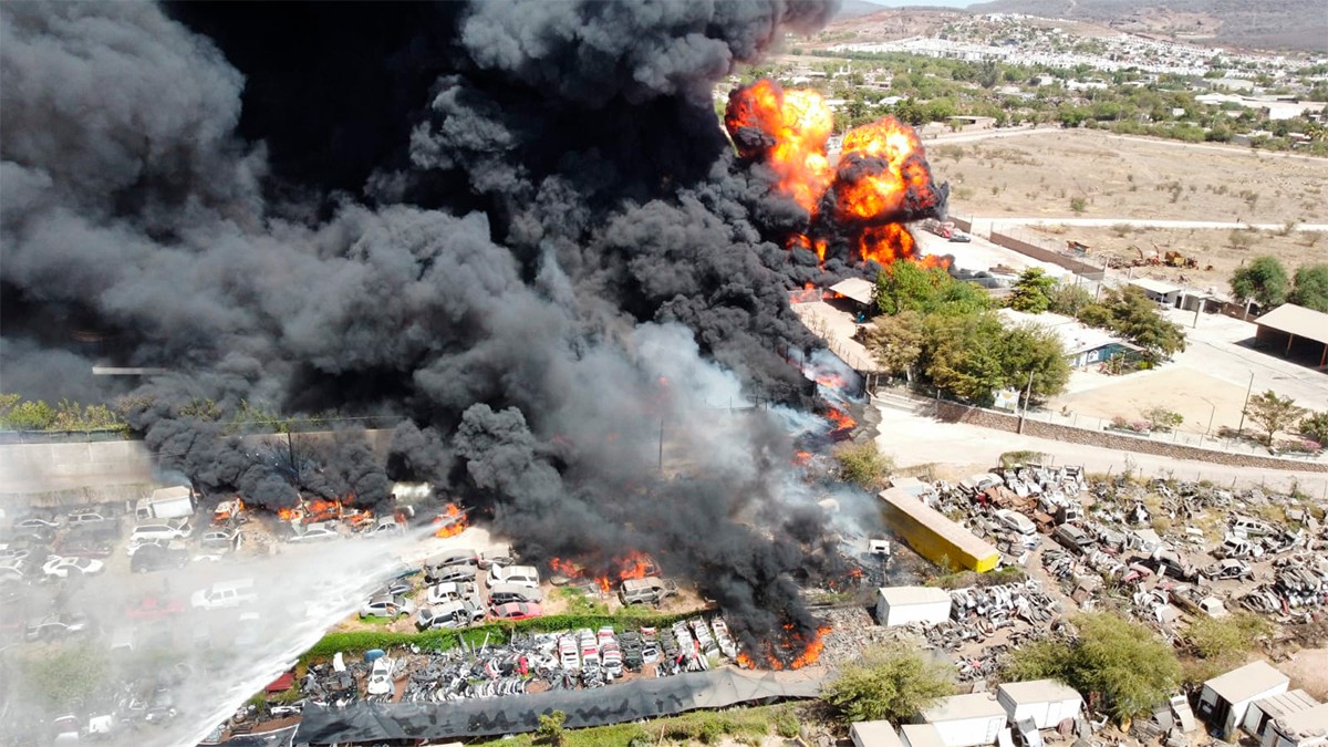 VIDEOS Registran enorme incendio en Culiacán tras explosión de pipas de diesel