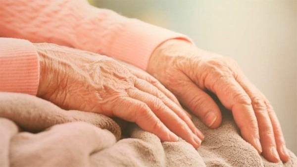 Arrestan a quiropráctico por abusar de una abuelita