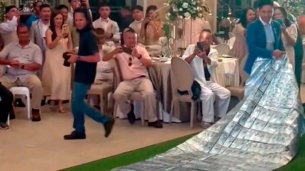 VIDEO Filipinas: En lujosa boda, novio sorprende a su novia con alfombra de billetes